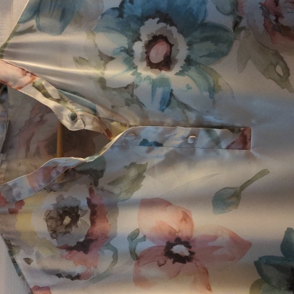 Like new short sleeve floral satiny nightie button size L - Picture 2 of 13